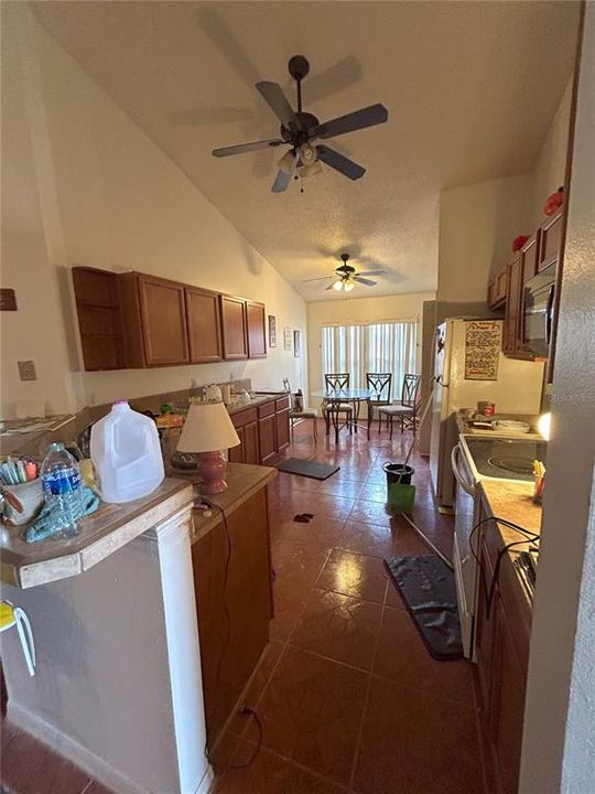 Kitchen with eat in breakfast area