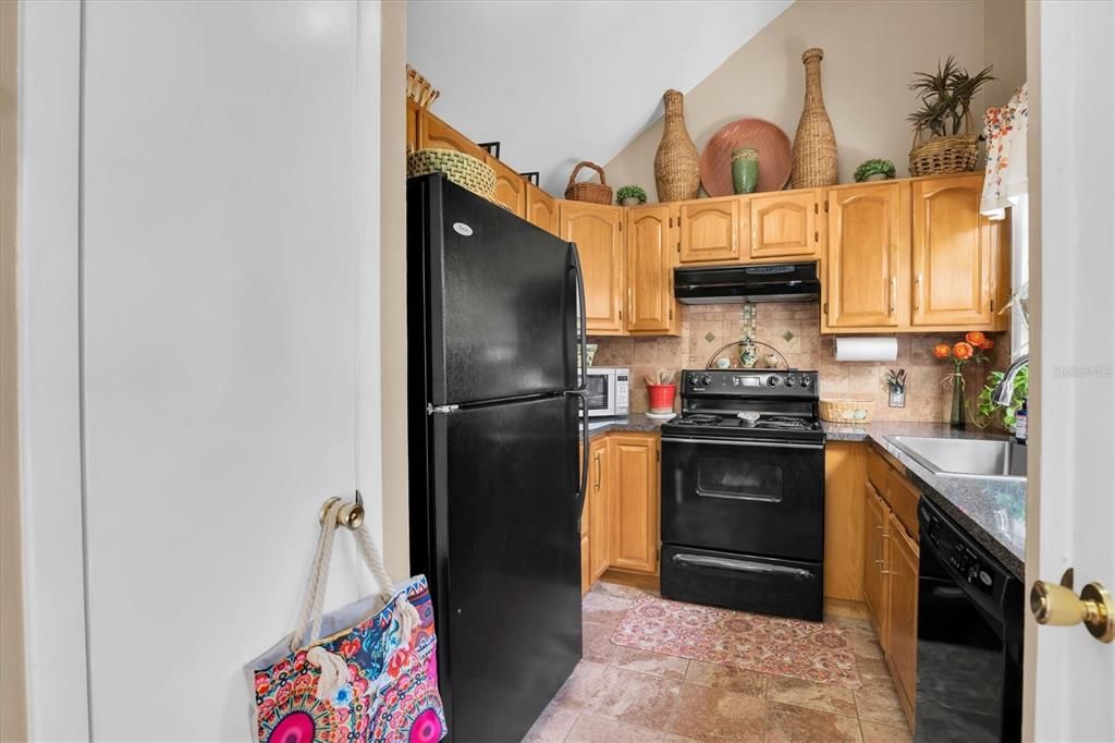 For Sale: $219,900 (2 beds, 2 baths, 963 Square Feet)