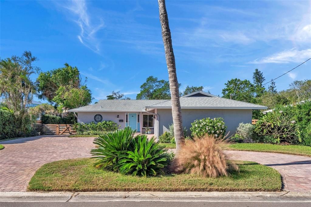 For Sale: $925,000 (3 beds, 2 baths, 1765 Square Feet)