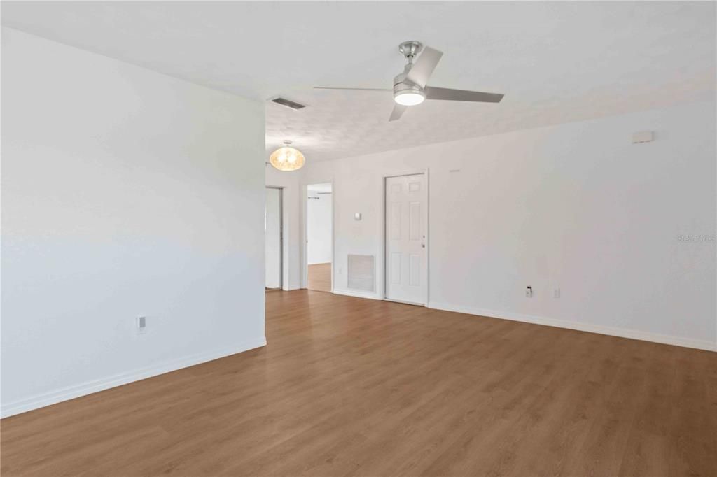 For Sale: $247,000 (2 beds, 2 baths, 1039 Square Feet)