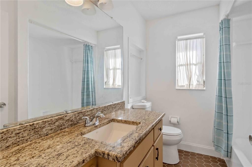 For Sale: $247,000 (2 beds, 2 baths, 1039 Square Feet)