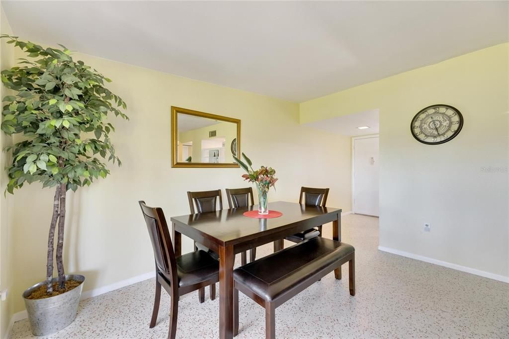 For Sale: $249,900 (2 beds, 2 baths, 1266 Square Feet)