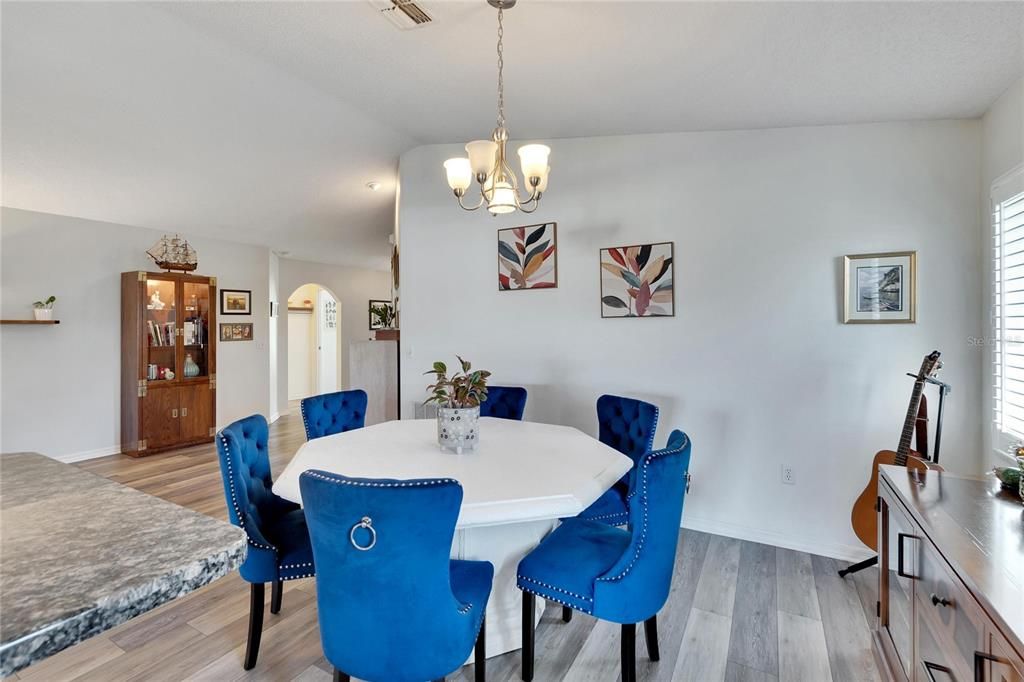 For Sale: $314,900 (2 beds, 2 baths, 1754 Square Feet)