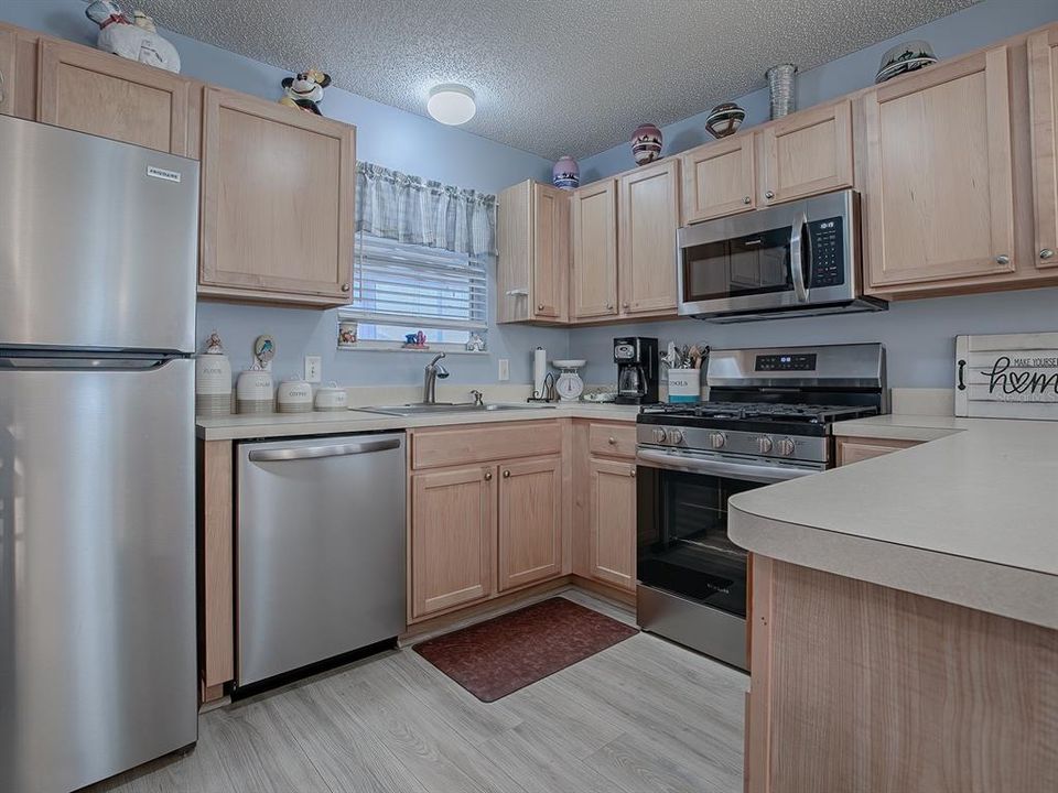 STAINLESS APPLIANCES AND CABINETS GALORE!