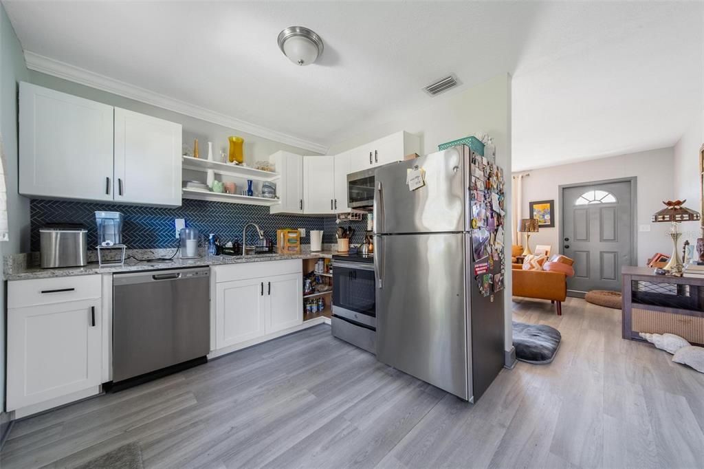 For Sale: $325,000 (2 beds, 1 baths, 989 Square Feet)