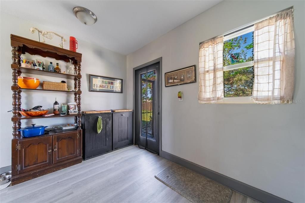 For Sale: $325,000 (2 beds, 1 baths, 989 Square Feet)