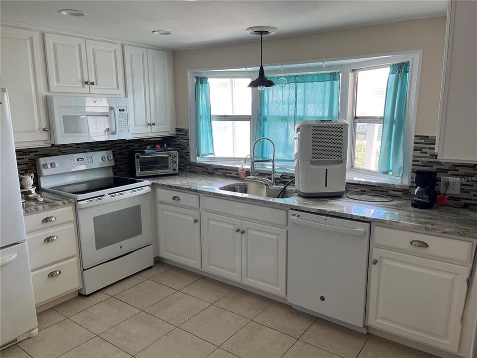 For Sale: $225,000 (2 beds, 2 baths, 1008 Square Feet)