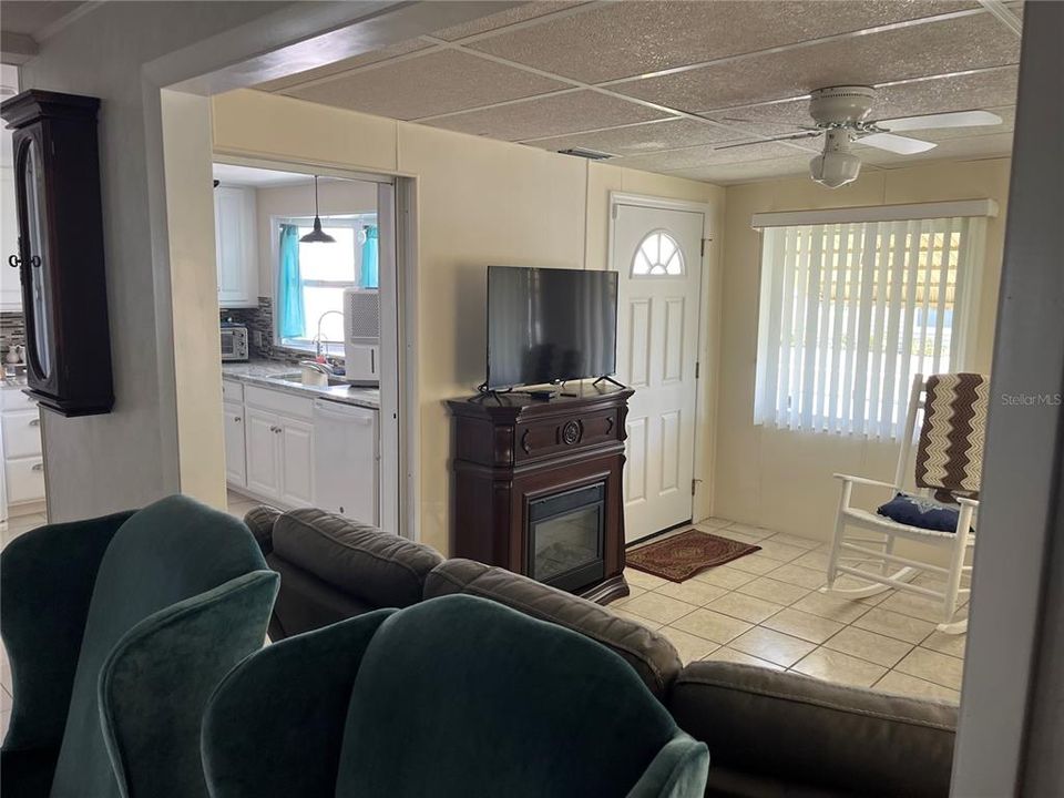 For Sale: $225,000 (2 beds, 2 baths, 1008 Square Feet)