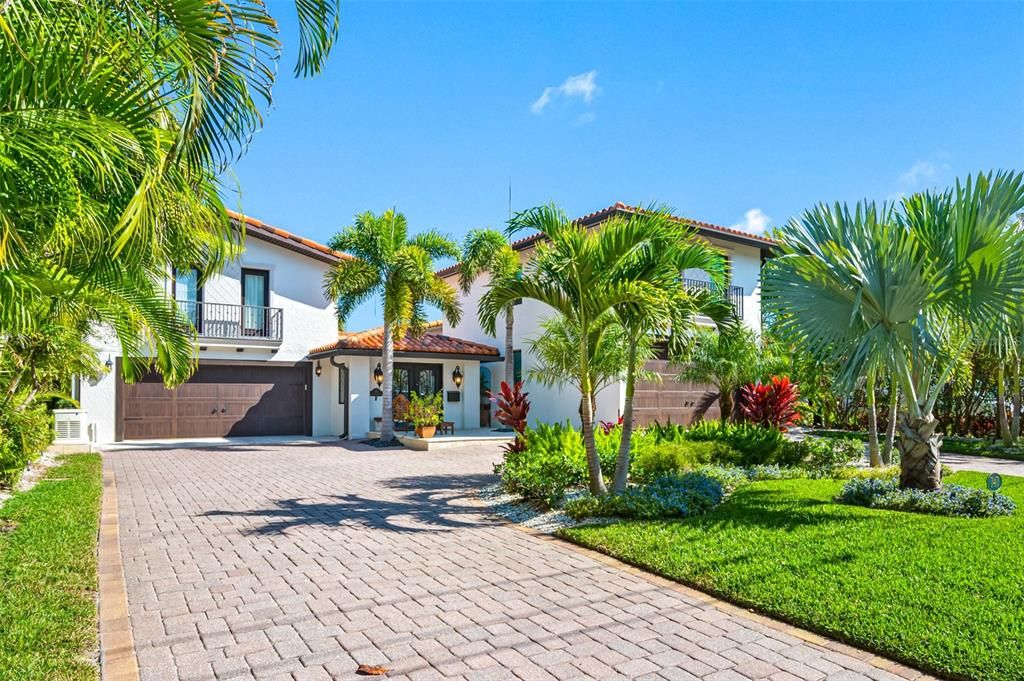 Large circular driveway with plenty of parking.