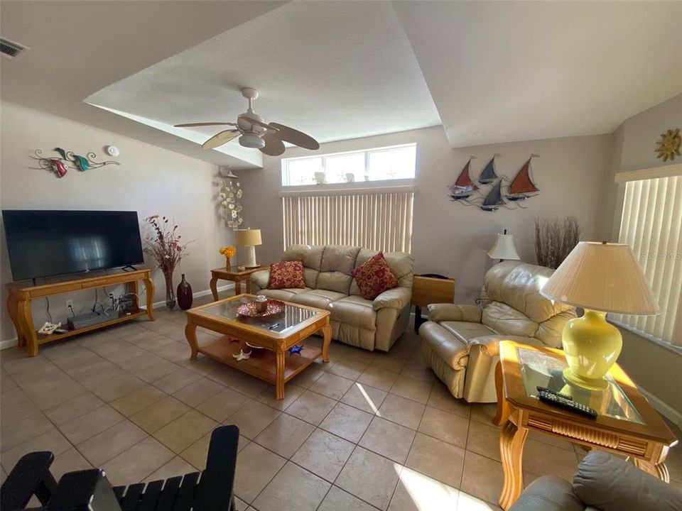 For Sale: $385,000 (2 beds, 2 baths, 1623 Square Feet)