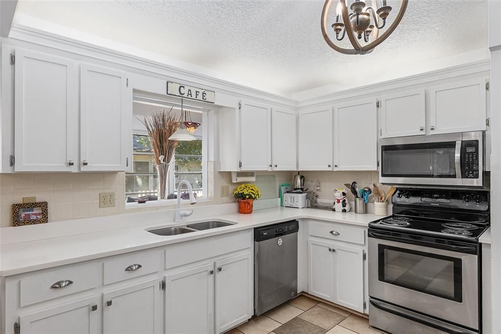 For Sale: $244,900 (2 beds, 2 baths, 1571 Square Feet)