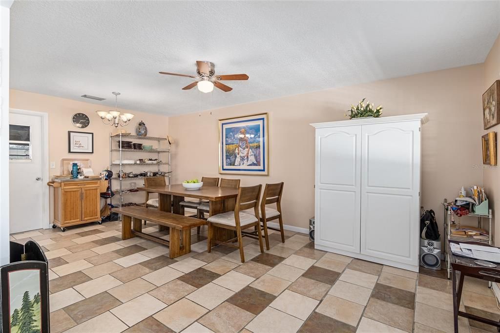 For Sale: $244,900 (2 beds, 2 baths, 1571 Square Feet)