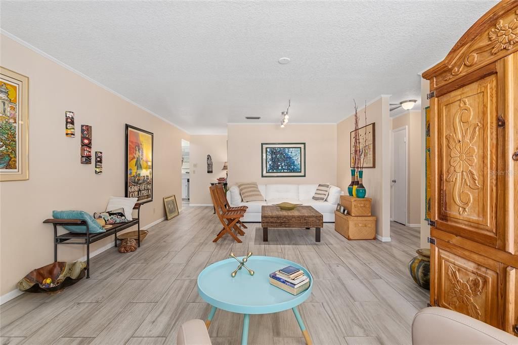 For Sale: $244,900 (2 beds, 2 baths, 1571 Square Feet)