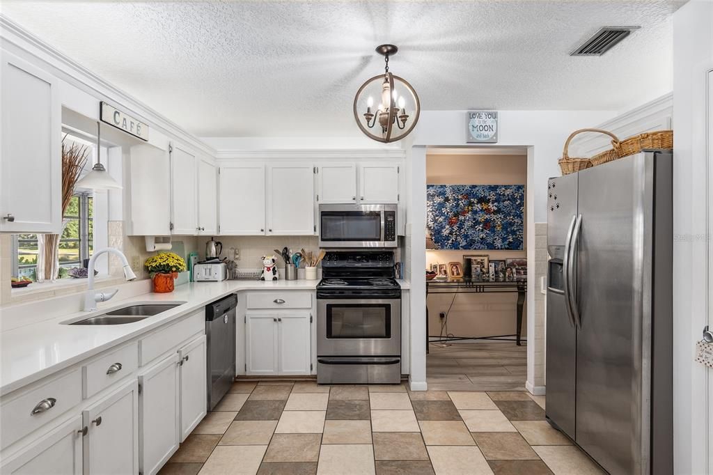 For Sale: $244,900 (2 beds, 2 baths, 1571 Square Feet)