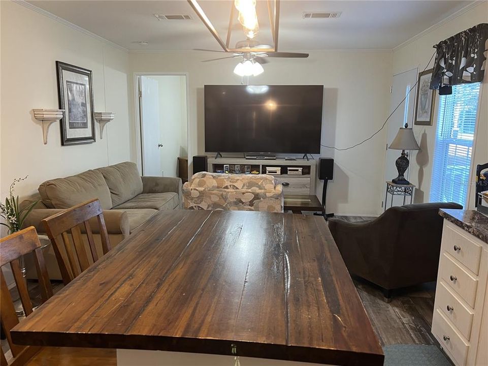 For Sale: $200,000 (2 beds, 1 baths, 728 Square Feet)