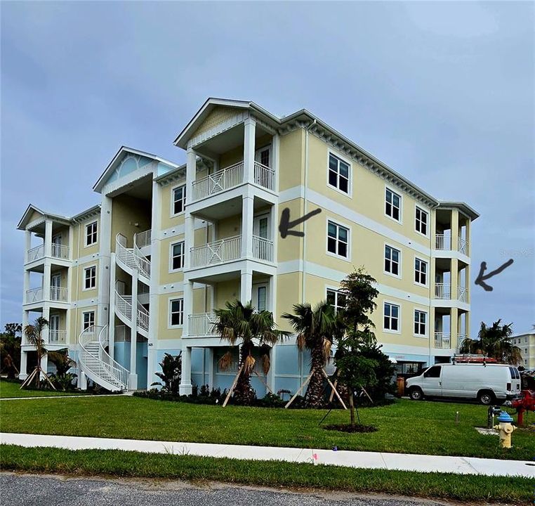 2 covered balconies/porches