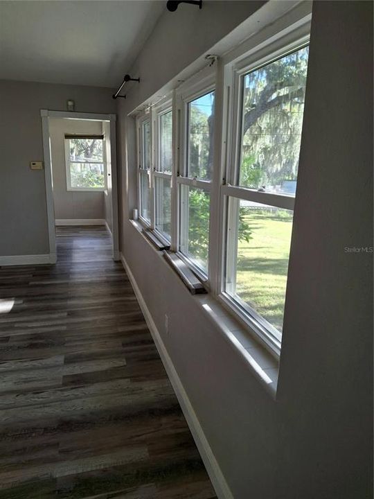 Large corner windows in the eat-in country style kitchen