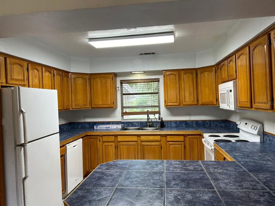 For Rent: $2,100 (3 beds, 2 baths, 1735 Square Feet)