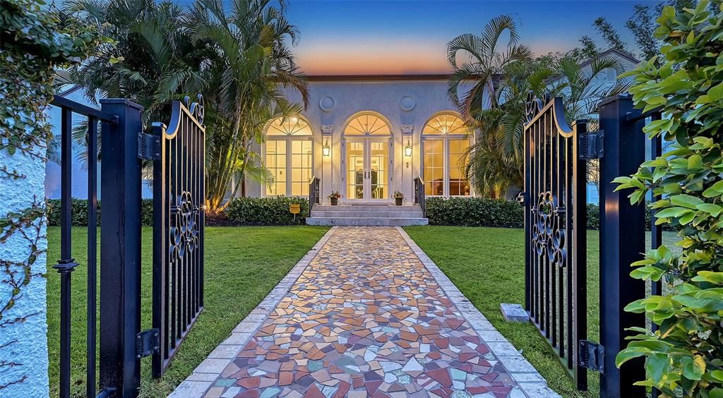 Recently Sold: $3,950,000 (4 beds, 4 baths, 4471 Square Feet)