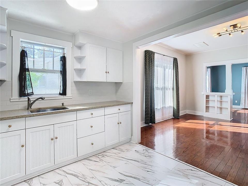 Kitchen with backsplash