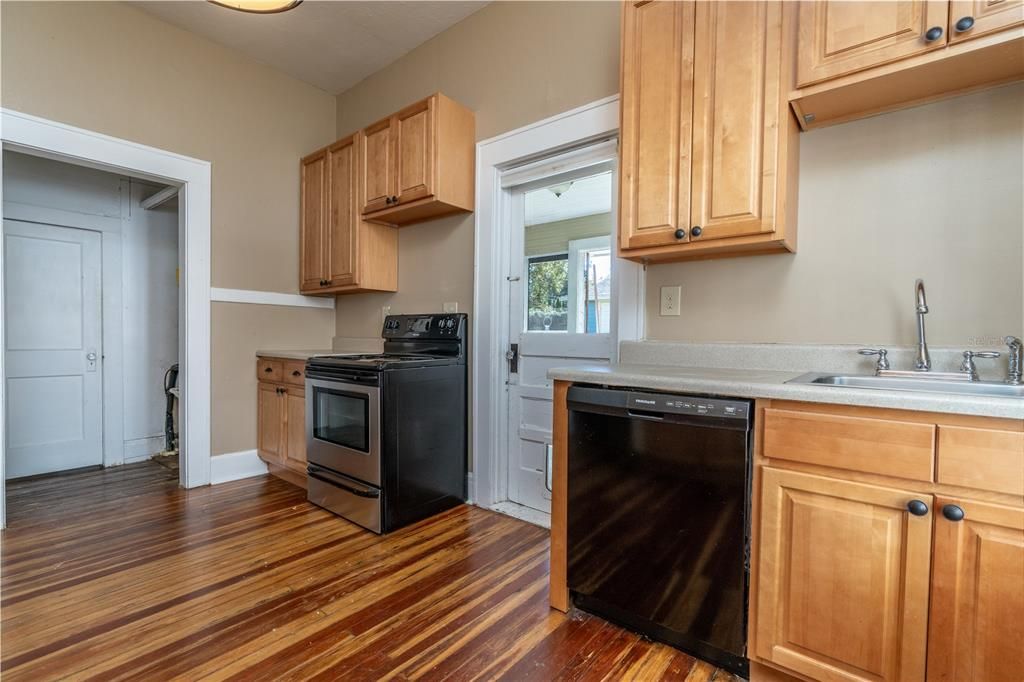 For Sale: $339,900 (3 beds, 2 baths, 1101 Square Feet)