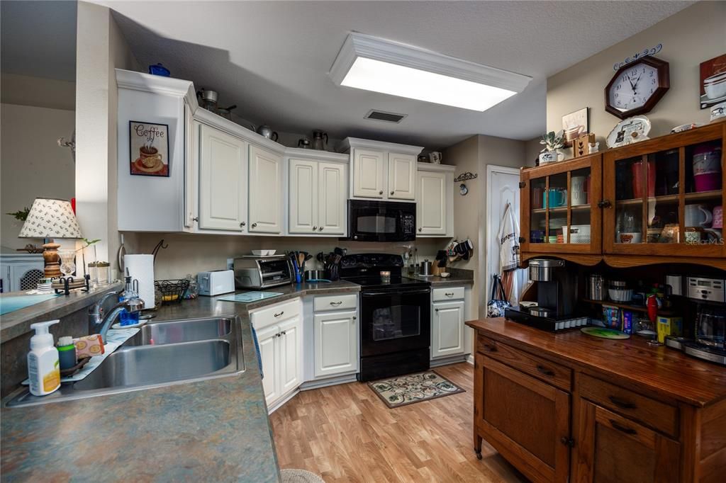 For Sale: $285,500 (3 beds, 2 baths, 1532 Square Feet)