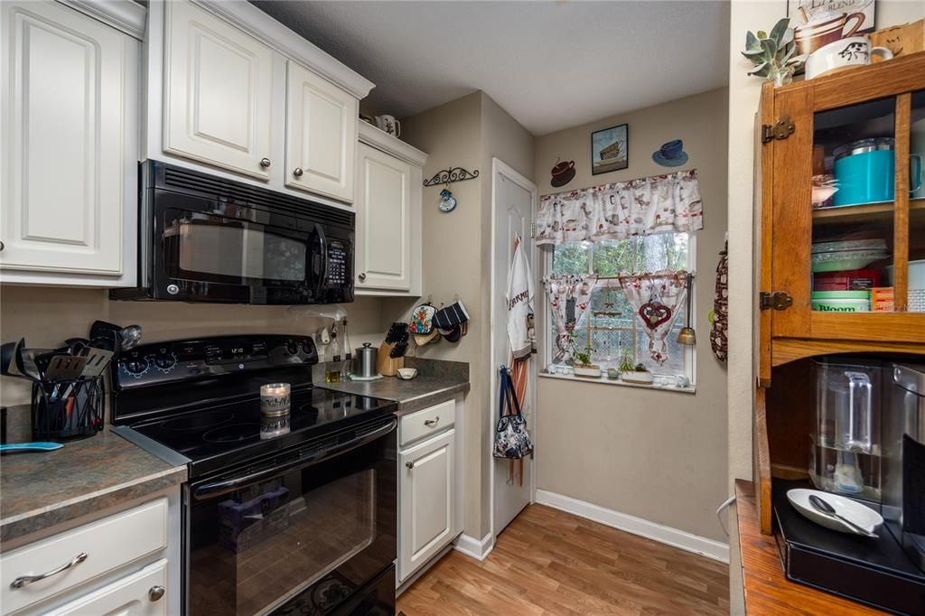 For Sale: $285,500 (3 beds, 2 baths, 1532 Square Feet)