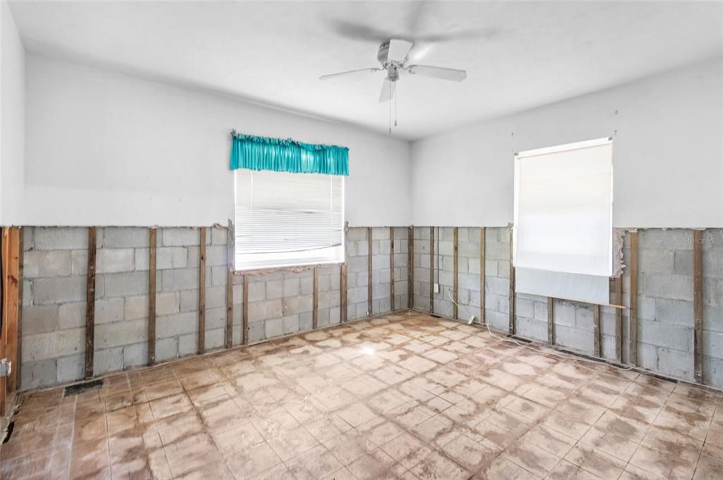 For Sale: $300,000 (2 beds, 2 baths, 1008 Square Feet)