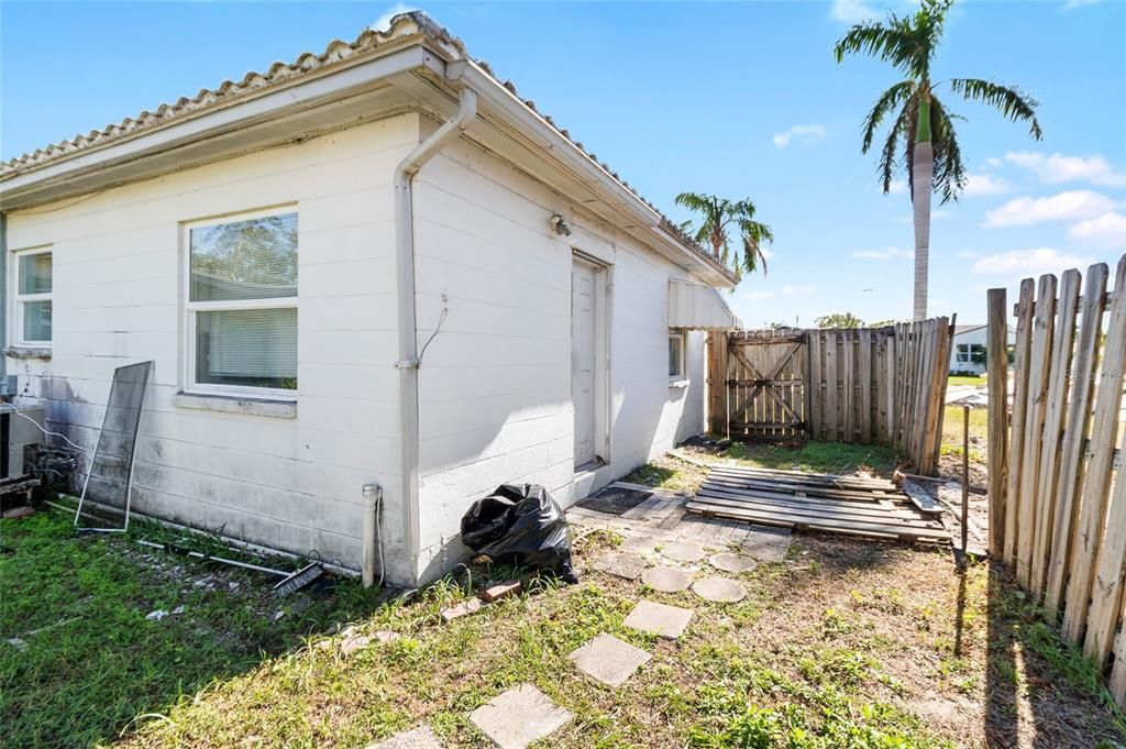 For Sale: $300,000 (2 beds, 2 baths, 1008 Square Feet)