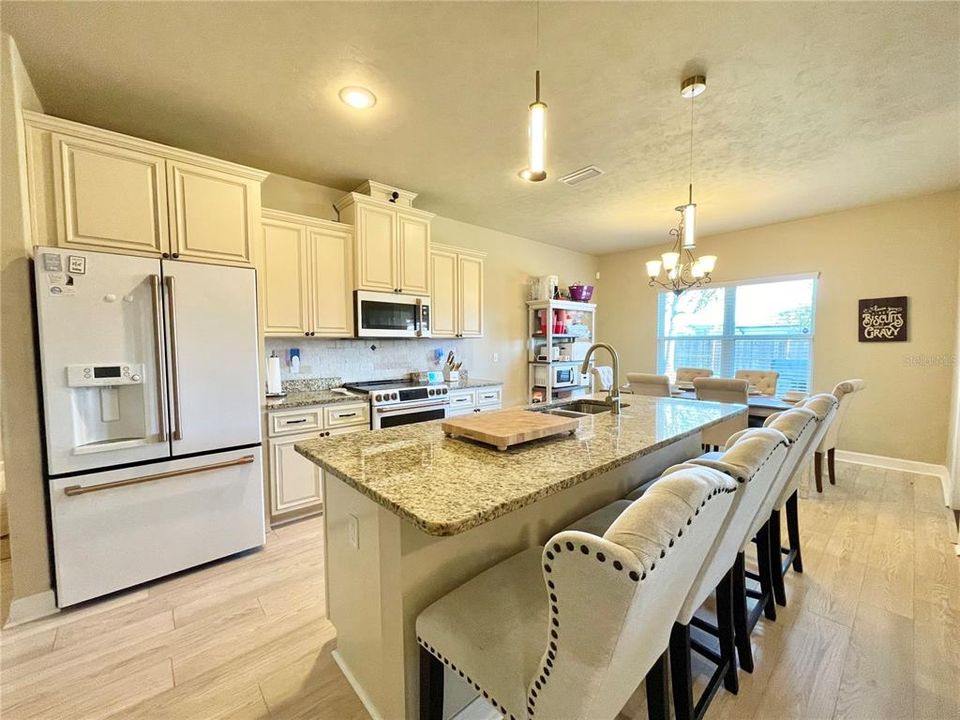 For Sale: $394,900 (4 beds, 2 baths, 1952 Square Feet)