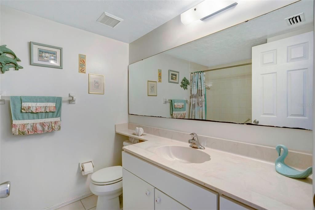 For Sale: $205,000 (2 beds, 2 baths, 1044 Square Feet)