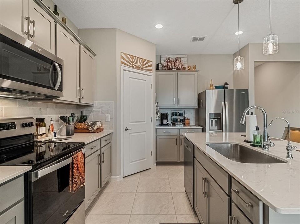 For Sale: $415,000 (3 beds, 2 baths, 1697 Square Feet)