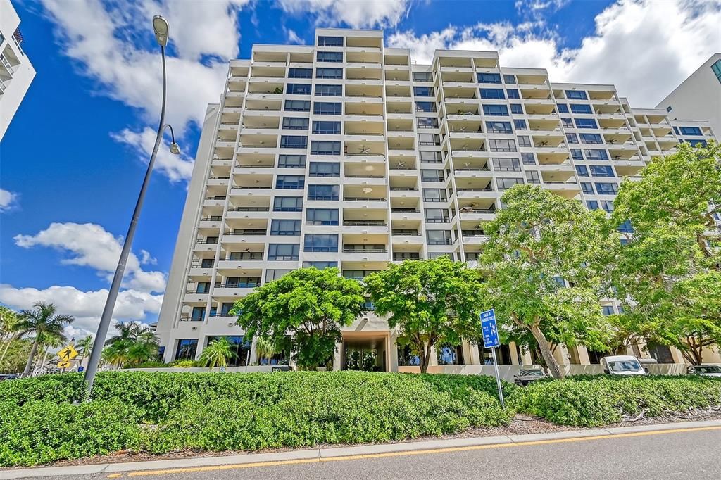 For Sale: $1,629,000 (3 beds, 2 baths, 1901 Square Feet)