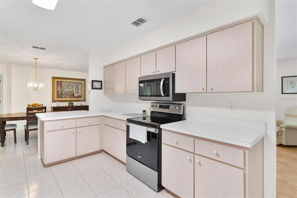 Active With Contract: $249,900 (2 beds, 2 baths, 1390 Square Feet)