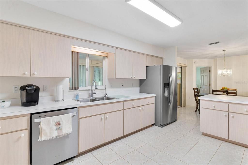 Active With Contract: $249,900 (2 beds, 2 baths, 1390 Square Feet)