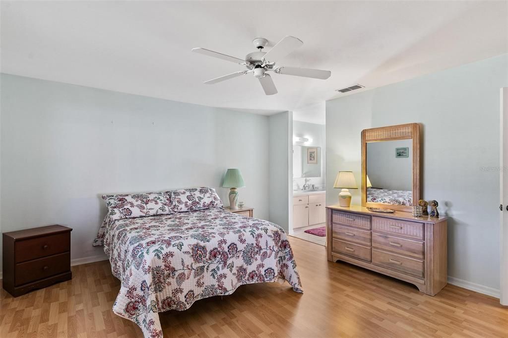 Active With Contract: $249,900 (2 beds, 2 baths, 1390 Square Feet)