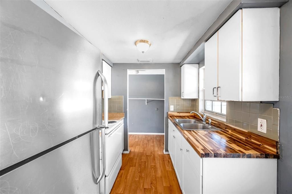 For Sale: $249,000 (3 beds, 1 baths, 974 Square Feet)