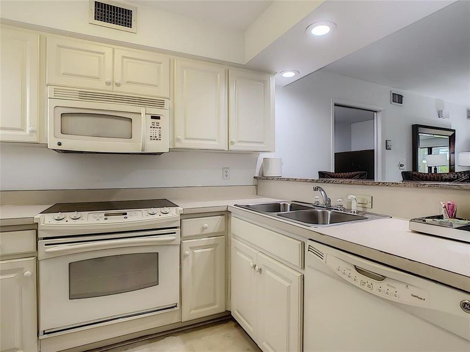 For Rent: $2,000 (2 beds, 2 baths, 1360 Square Feet)