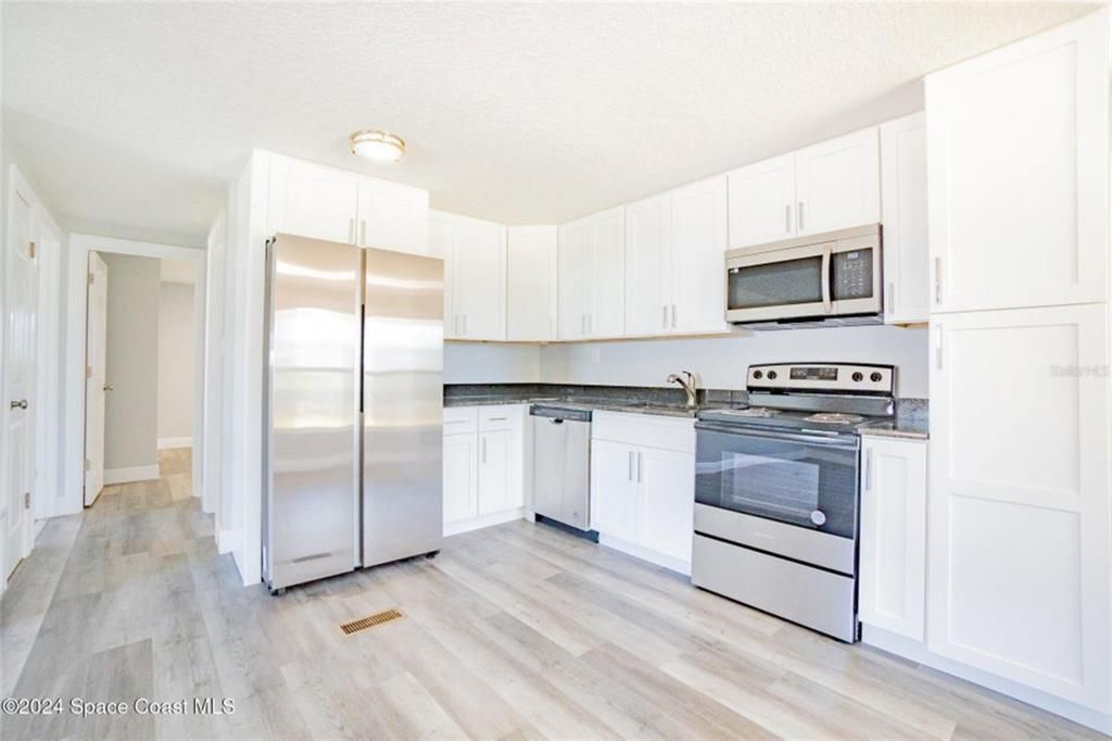 For Sale: $176,900 (2 beds, 2 baths, 736 Square Feet)