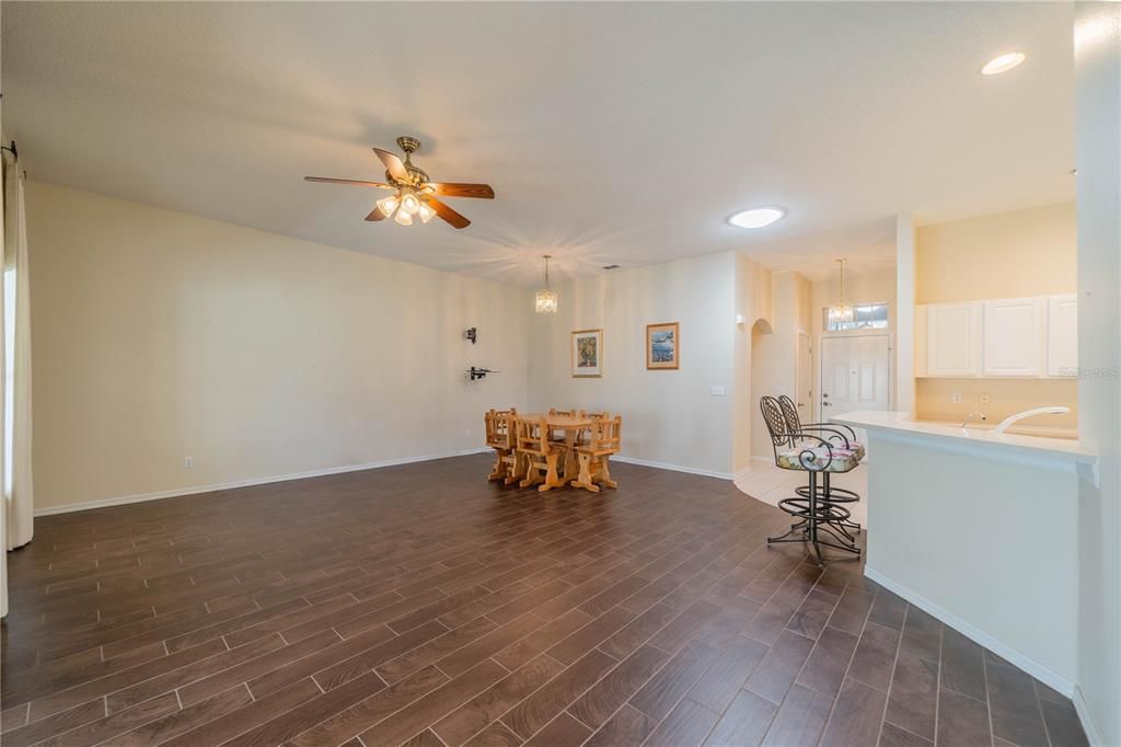 For Sale: $260,000 (2 beds, 2 baths, 1435 Square Feet)