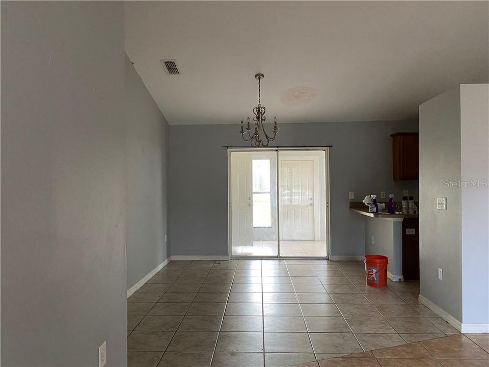 For Rent: $2,050 (3 beds, 2 baths, 1627 Square Feet)