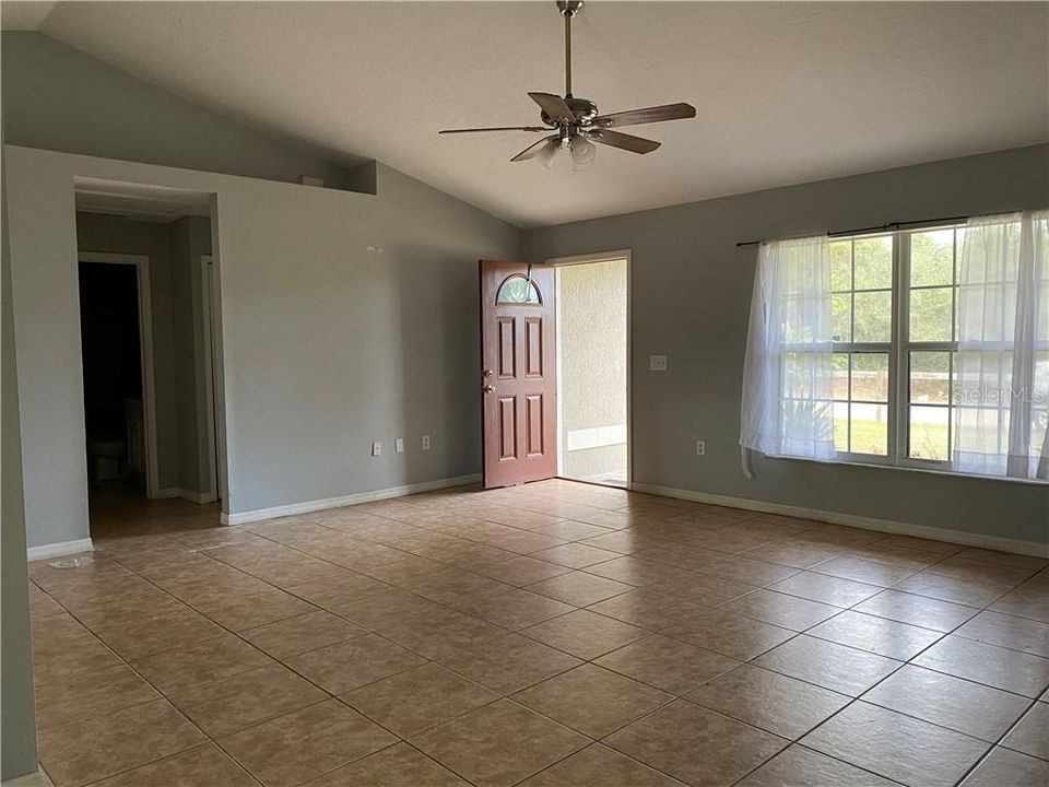 For Rent: $2,050 (3 beds, 2 baths, 1627 Square Feet)