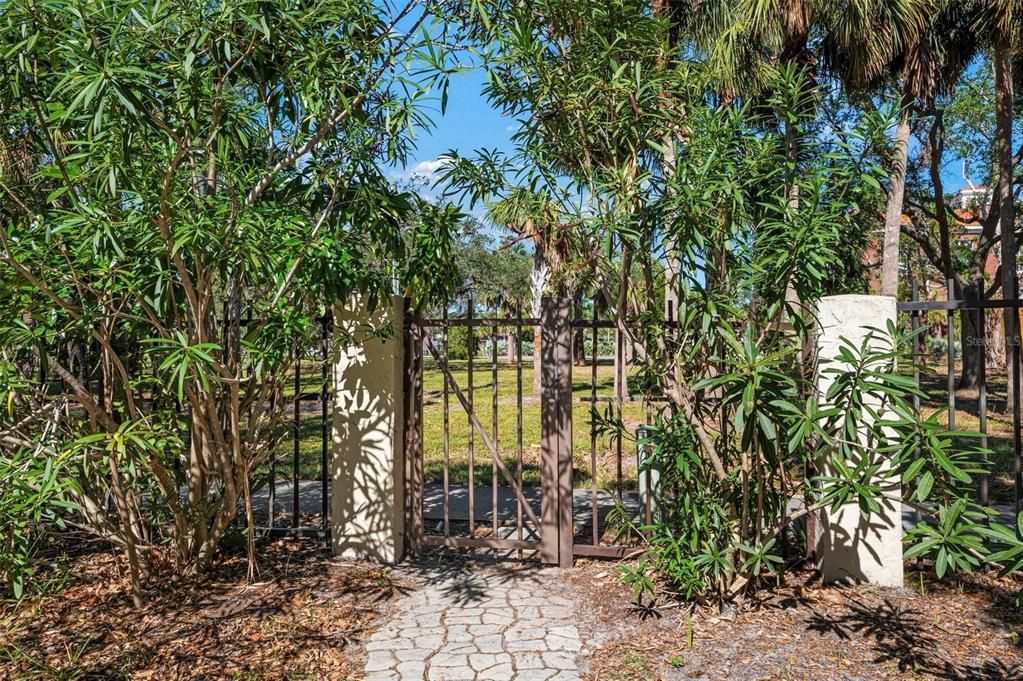 Side gate - easy access to walk to restaurants.