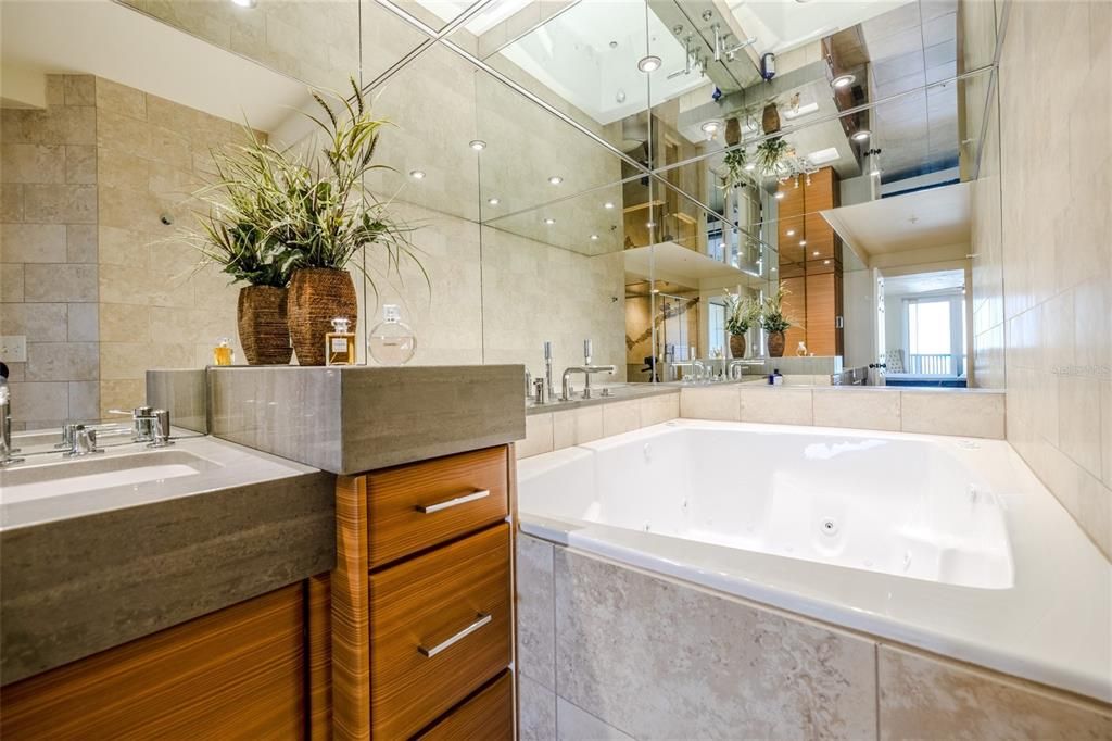 Jacuzzi garden Tub in Master with Separate Shower