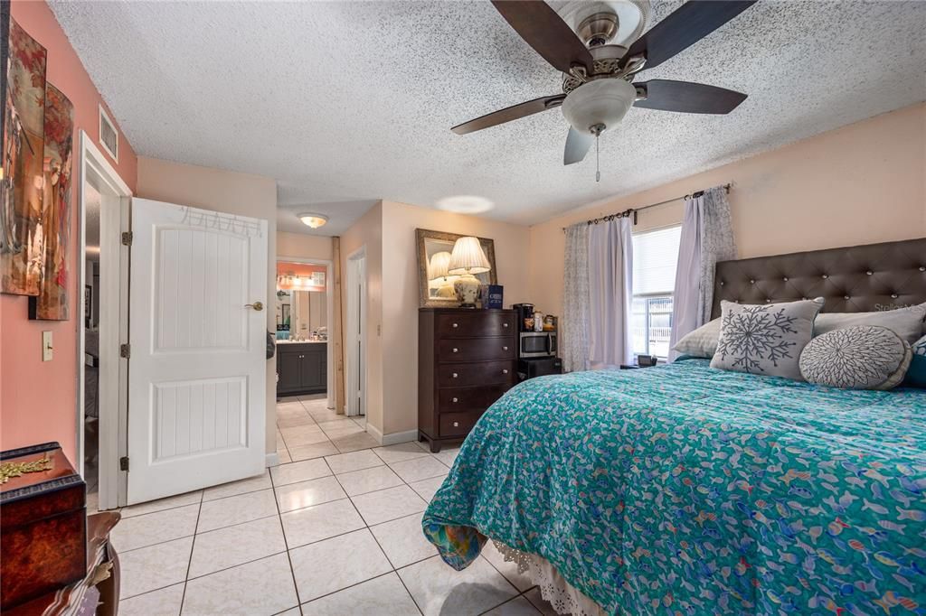 For Sale: $139,000 (2 beds, 2 baths, 1003 Square Feet)