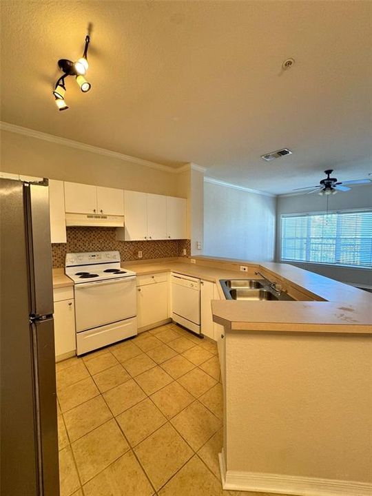 For Sale: $189,900 (1 beds, 1 baths, 782 Square Feet)