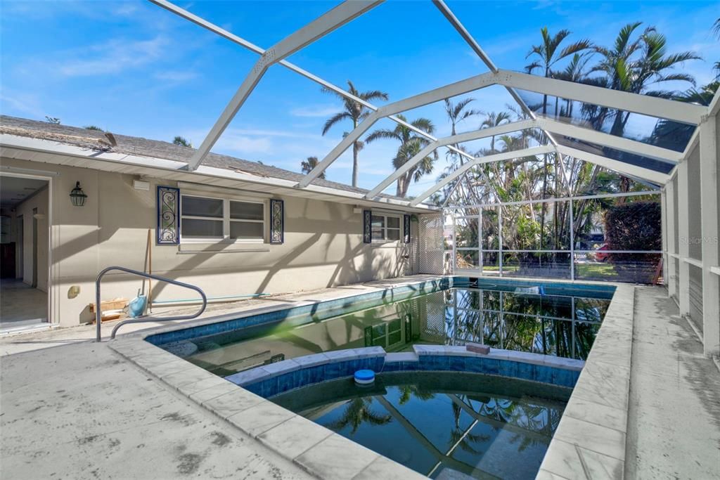 Screened lanai and huge pool/spa