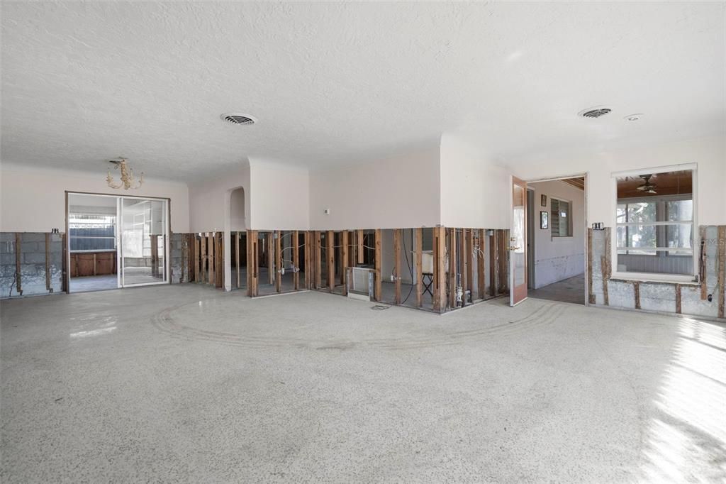 View back to foyer/door to enclosed porch