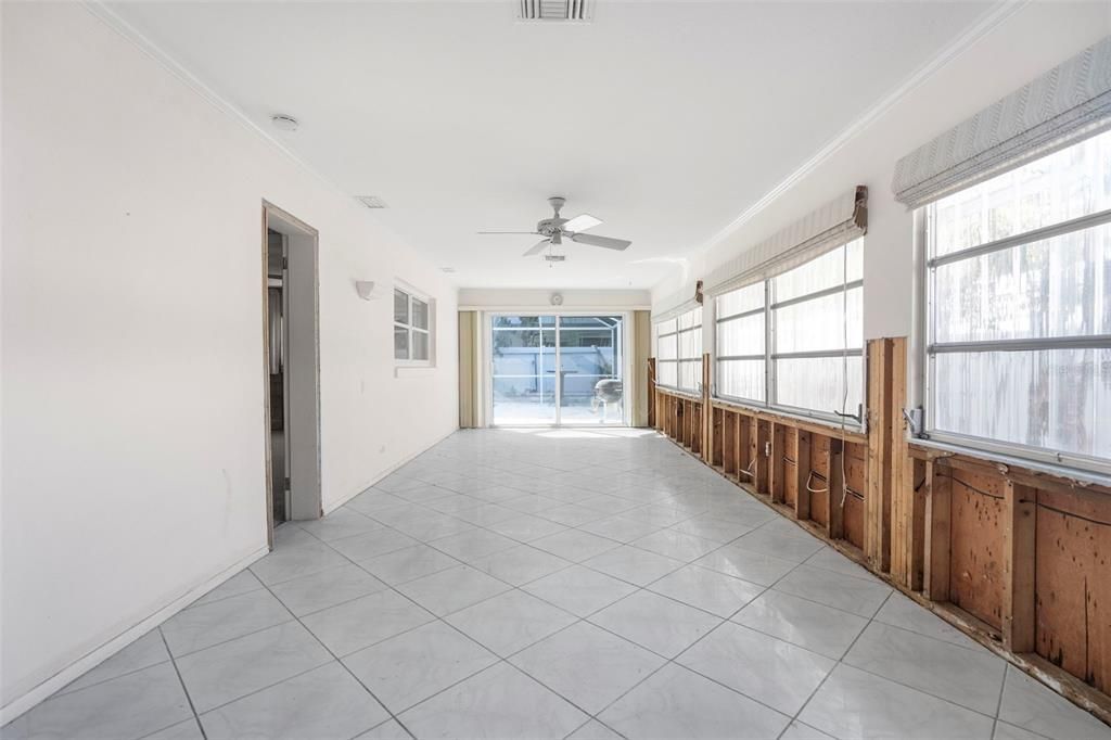 Florida sunroom with sliders to pool area