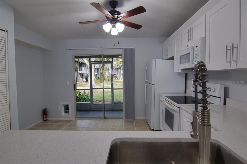 For Sale: $225,000 (2 beds, 2 baths, 919 Square Feet)